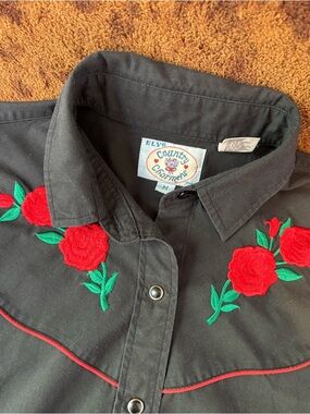 Vintage black pearl snap with red roses